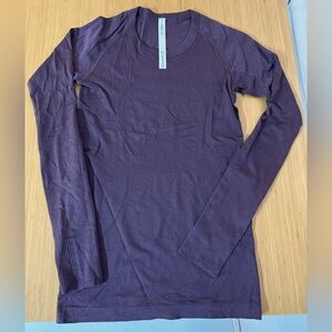 Lululemon Women’s Swiftly Tech long sleeve shirt in a wine color size 6